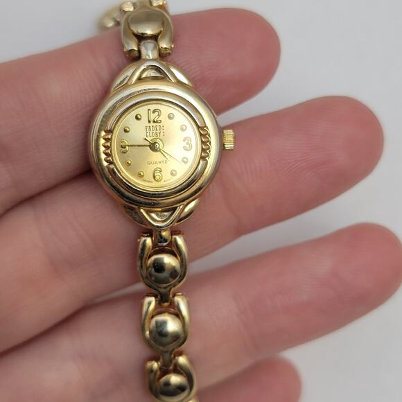 Vintage Watches Eddie Bauer Gold Quartz Watch with Linked Bracelet Band - Picture 2 of 10